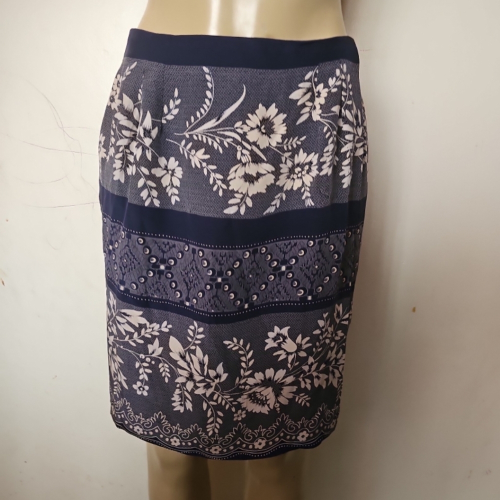 Chic Floral Pencil Skirt in Navy